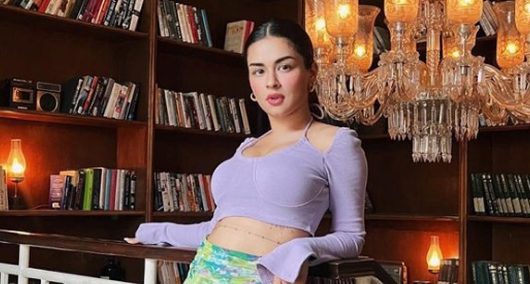 ప్రింటెడ్ షార్ట్ స్కర్ట్  లో అవ్నీత్ కౌర్  స్టిల్స్ 