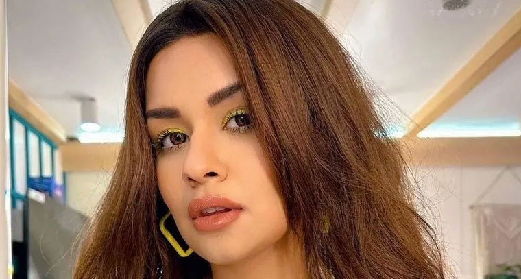 నీటిలో మత్స్యకన్యలా అవ్నీత్ కౌర్