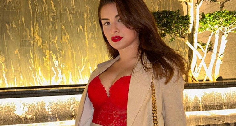 అవ్నీత్ కౌర్ కిల్లర్ పోజులు  !