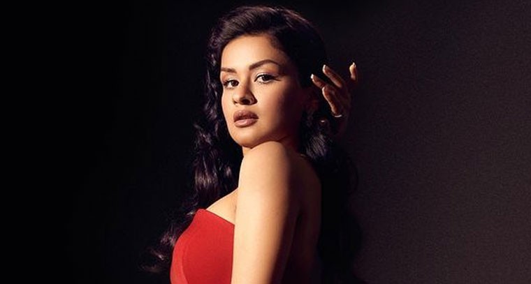 స్లిట్ టైట్ డ్రెస్ లో అవ్నీత్ కౌర్