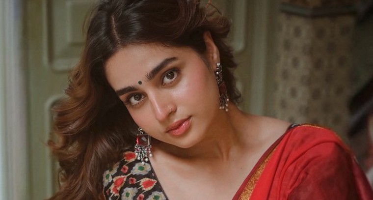 ఎర్ర చీరలో అయేషా ఖాన్