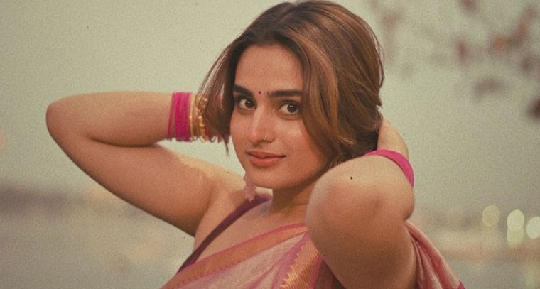 చీరకట్టులో ఆయేషా ఖాన్ పోజులు..