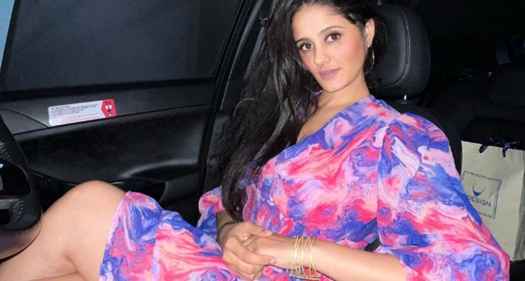 మినీ స్కర్ట్ లో  అయేషా సింగ్