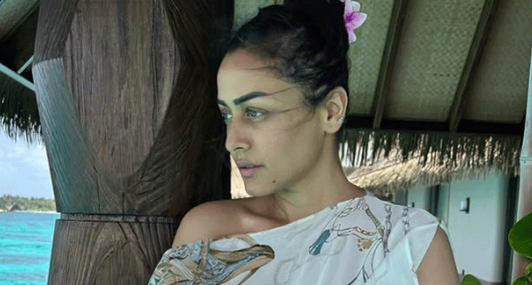  బీచ్‌లో ఎంజాయ్‌ చేస్తున్న నమ్రతా శిరోద్కర్