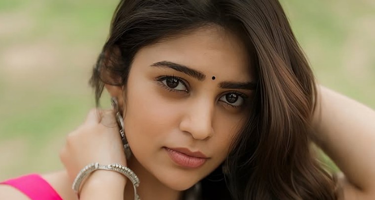 అందాలతో కుర్రకారును ఉక్కిరి బిక్కిరి చేస్తున్నబాంధవి శ్రీధర్