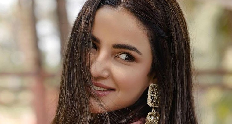 చోళీ లెహంగాలో జాస్మిన్ భాసిన్ హొయలు !