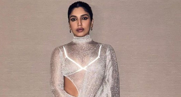 స్టైలిష్ చీరలో భూమి పెడ్నేకర్ పోజులు