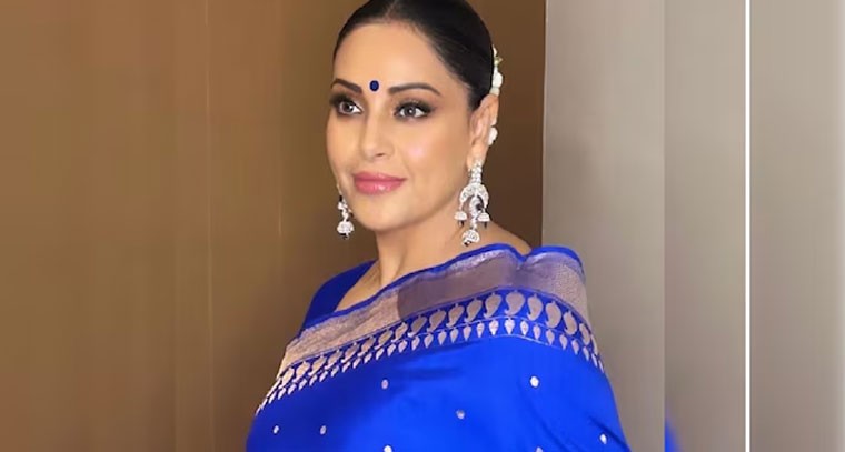 బ్లూ శారీ లో  బిపాసా బసు