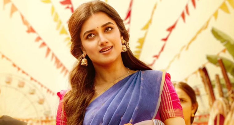 లెనిన్ నుంచి భాగ్యశ్రీ లుక్ రిలీజ్