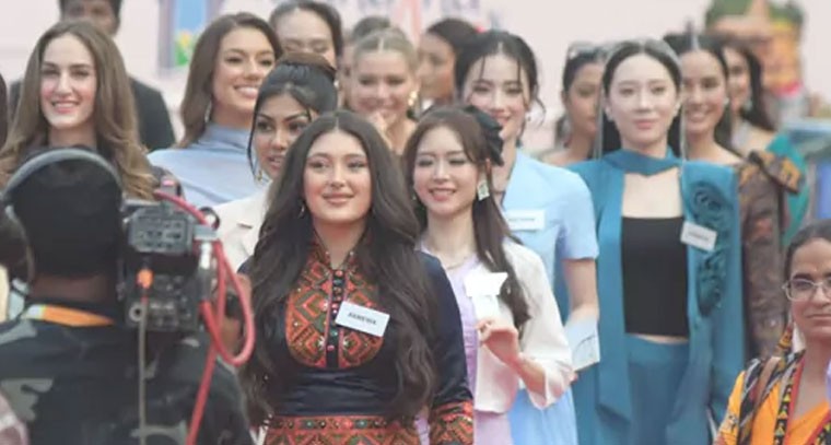 చార్మినార్ వద్ద అందాల భామల ఫోటో షూట్