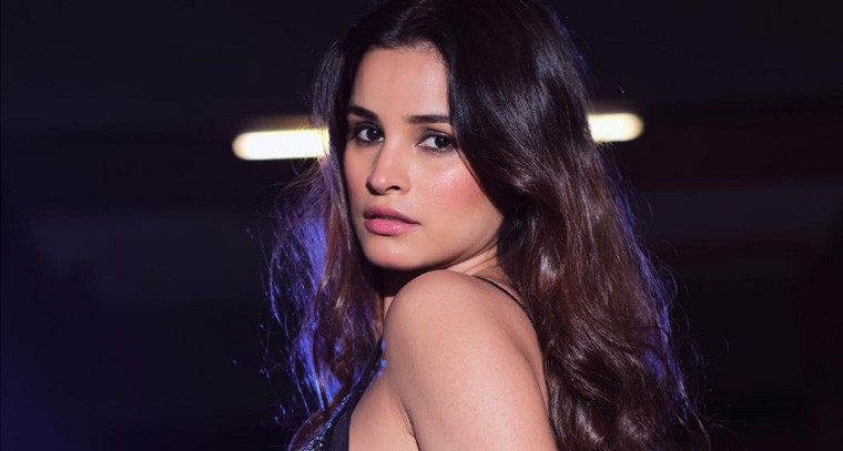 బ్లాక్ డ్రెస్‌లో  బోల్డ్‌గా చేతనా పాండే