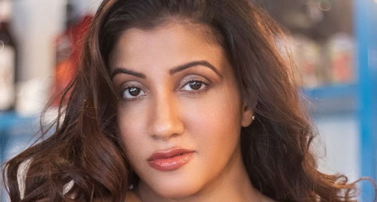 పసుపు రంగు పొట్టి డ్రెస్‌లో అర్చన సింగ్ రాజ్‌పుత్