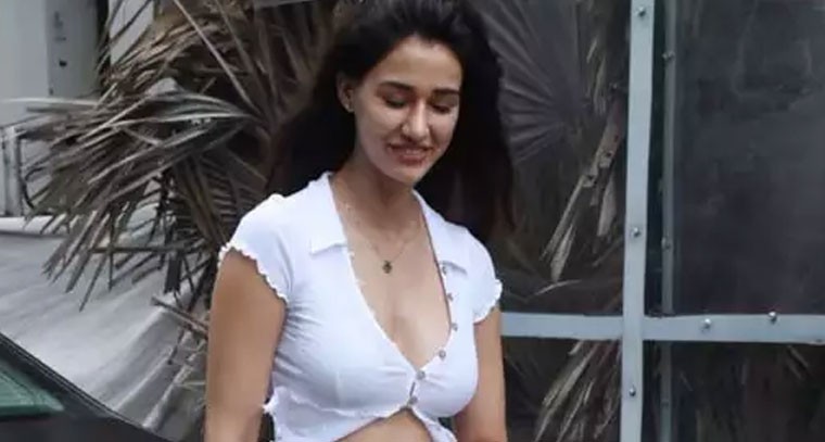 వైట్ టాప్ లో  దిశా పటానీ