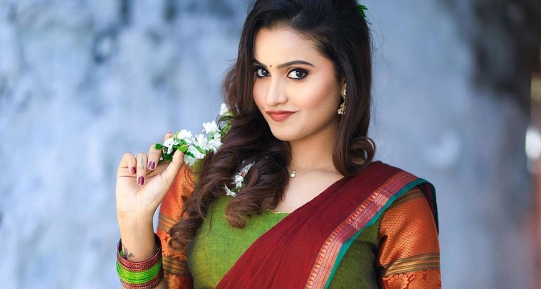  లంగా వోణి లో మెరిసిపోతున్న దీపికా అందాలు