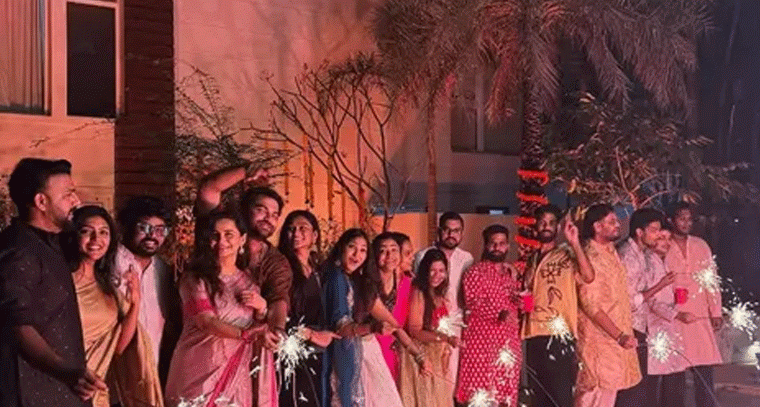సెలబ్రిటీలతో ఇంట్లో దీపావళి జరుపుకున్న విశ్వక్ సేన్