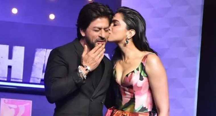 షారుఖ్ కి ముద్దు పెట్టిన  దీపికా