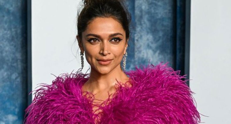  పర్పుల్‌ కలర్‌ గౌనులో దీపికా హోయలు