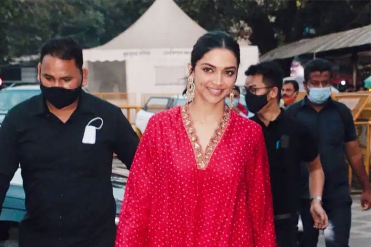 సిద్ధివినాయక ఆలయాని దర్శించుకున్న దీపికా పదుకొణె