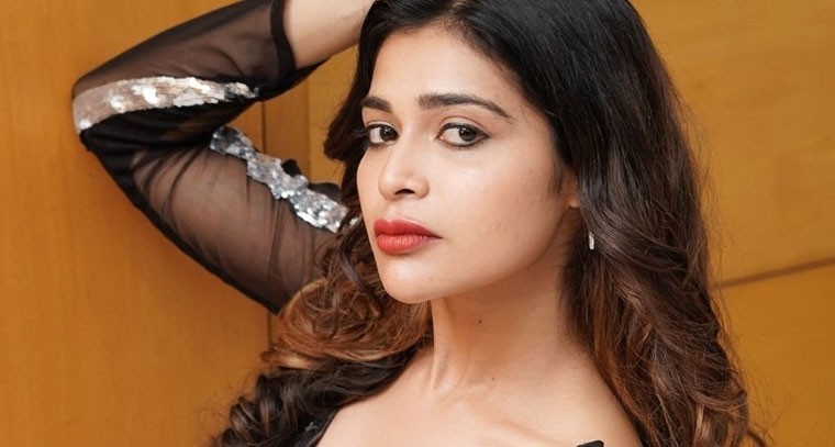 ఇంస్టాగ్రామ్ లో హాట్ ఫొటోస్ పోస్ట్ చేసిన దర్శ గుప్తా