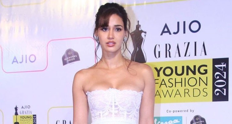 వైట్ డ్రెస్ లో దిశా  రచ్చ.. 