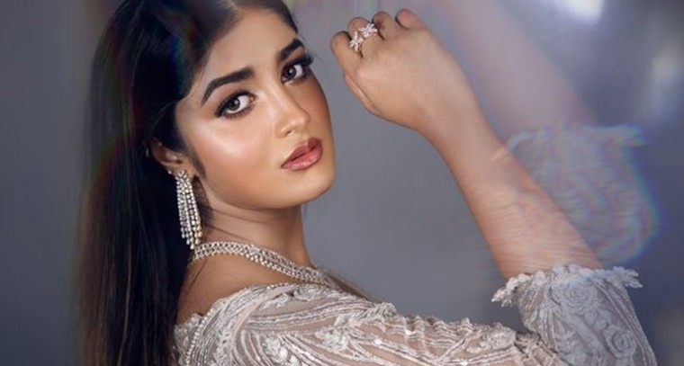  గ్లామర్ బంగారు బొమ్మలా డింపుల్ హయాతీ