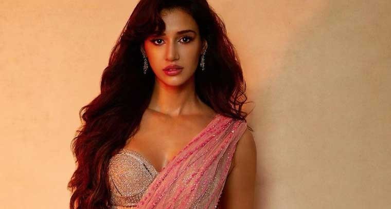  గులాబీ రంగు చీర లో నటి దిశా పటానీ 
