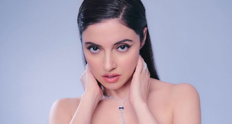 కొత్త లుక్ లో దివ్య ఖోస్లా