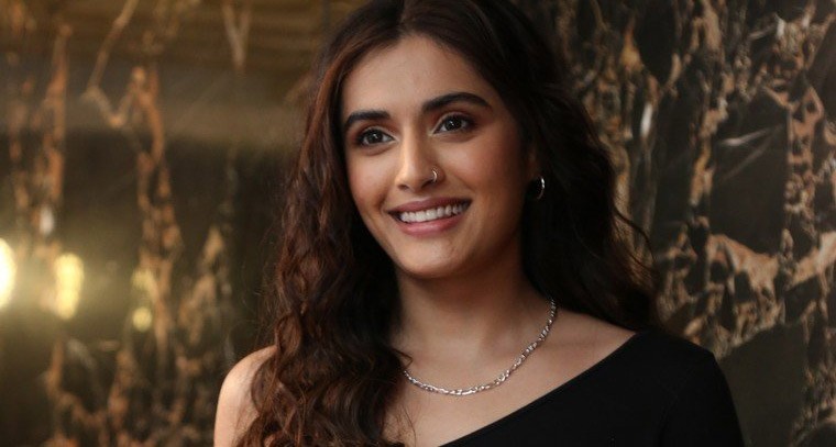 యంగ్ బ్యూటీ దివ్యాంశ కౌశిక్  హాట్ కామెంట్స్ !