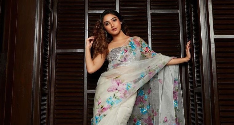 సిజ్లింగ్ లుక్ లో డోనాల్ బిష్త్ 