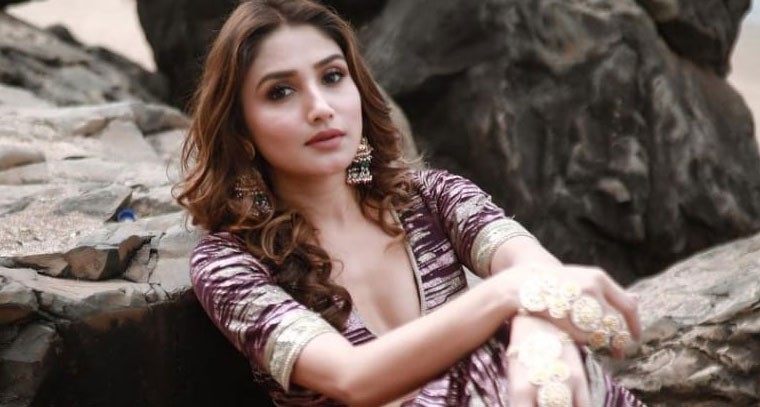 లెహంగా లో డోనాల్ బిష్త్ !