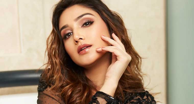  బాత్‌టబ్‌లో డోనాల్ బిష్త్...ఫొటోస్ 