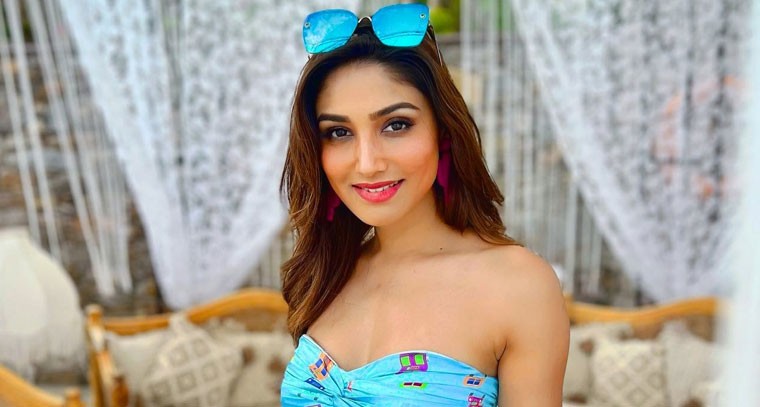 గ్లామరస్ లుక్ లో డోనాల్ బిష్త్ 