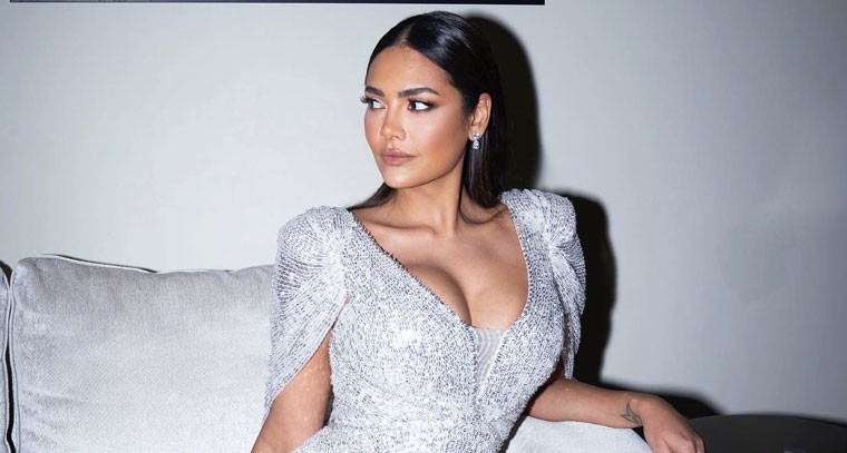 సిల్వర్ స్కిన్ ఫిట్ గౌనులో ఈషా గుప్తా