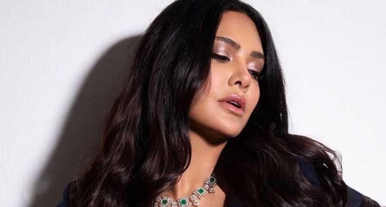 బ్యాక్‌లెస్ డ్రెస్ ఈషా గుప్తా 