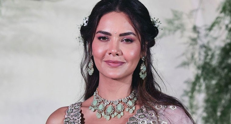 ఈషా గుప్తా సిజ్లింగ్ లుక్‌ !