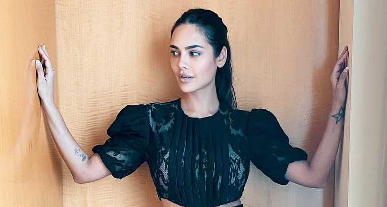 బ్లాక్ డ్రెస్ లో ఈషా గుప్తా ... ఫొటోస్ 