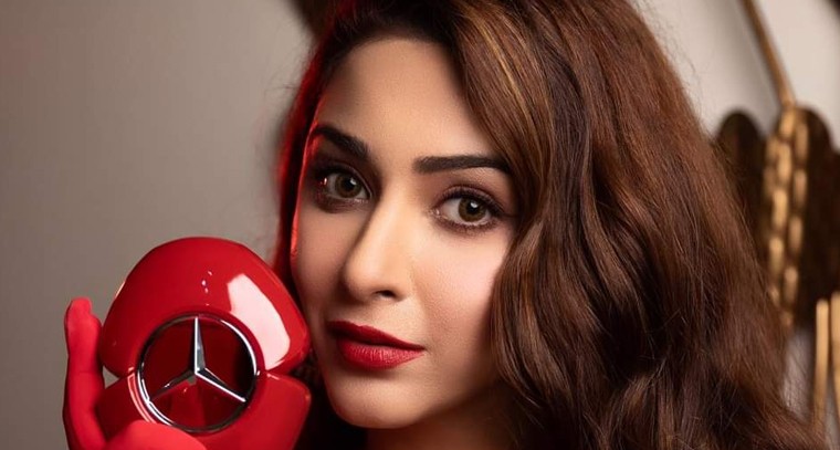 స్టైలిష్ రెడ్ కలర్ డ్రెస్‌లో ఇషాన్య