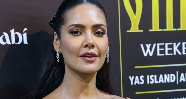 బాడీకాన్ డ్రెస్‌లో ఈషా గుప్తా