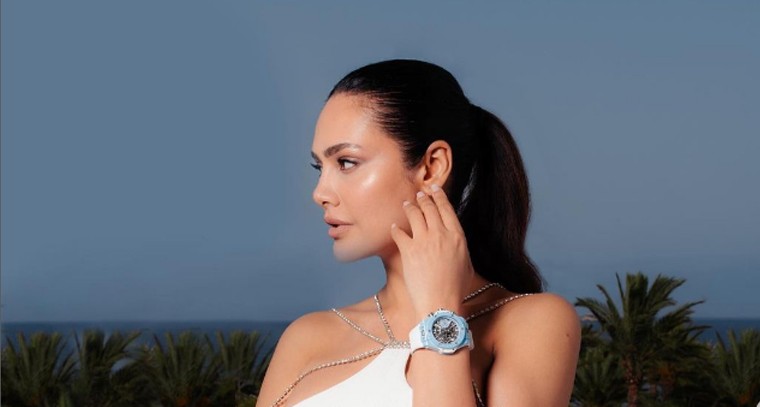 బాడీకాన్ డ్రెస్ లో ఈషా గుప్తా 