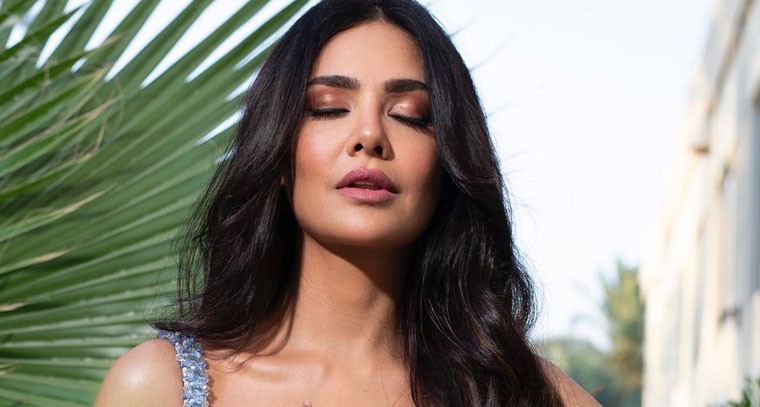  గ్లామరస్ లుక్ లో ఈషా గుప్తా