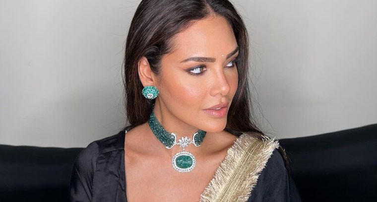 సిజ్లింగ్ లుక్‌ లో ఈషా గుప్తా