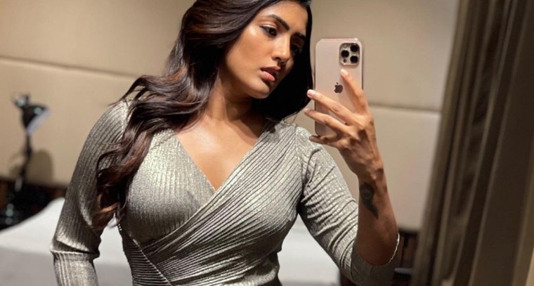 హాట్ ఫోజులతో కిర్రెక్కిస్తోన్న ఈషా రెబ్బ ఫోజులు