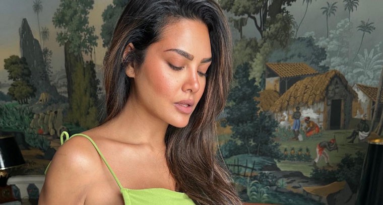 బాడీకాన్ బ్యాక్‌లెస్ డ్రెస్‌లో  ఈషా గుప్తా 