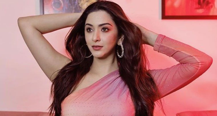 బాడీకాన్ డ్రెస్‌లో ఇషాన్య 