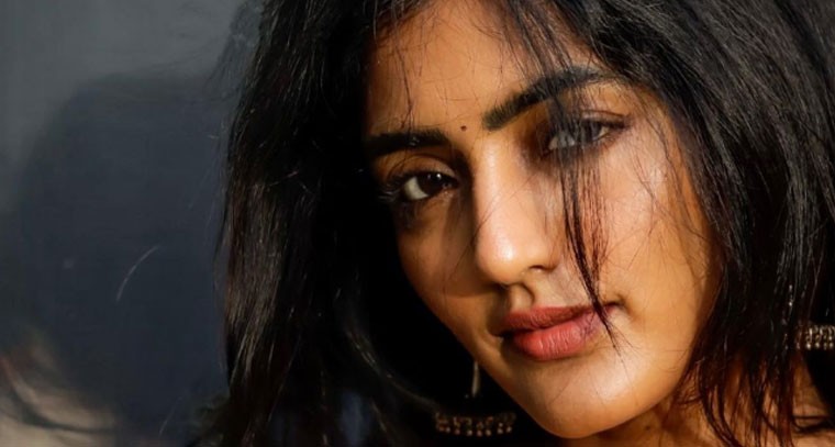 ఎల్లో శారీలో మత్తెక్కిస్తూ ఈషారెబ్బా