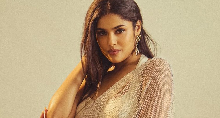 ఉల్లిపొరలాంటి చీరలో  ఫరియా అబ్దుల్లా గ్లామర్ షో 