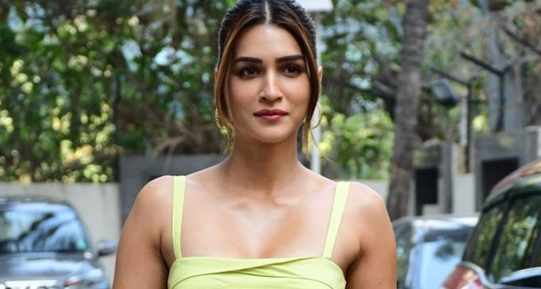 కృతి సనన్‌ అందాల విందు !