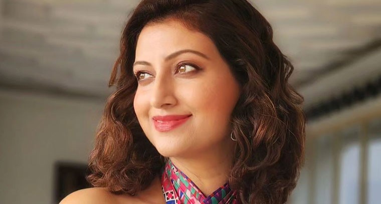 కలర్ ఫుల్ అవుట్ ఫిట్ లో  హంసానంది 