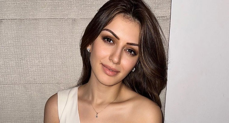 వైట్ డ్రెస్ లో  హన్సిక మోత్వానీ