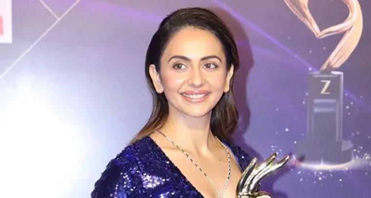 జీ సినీ అవార్డు అందుకున్న రకుల్ ప్రీత్ సింగ్